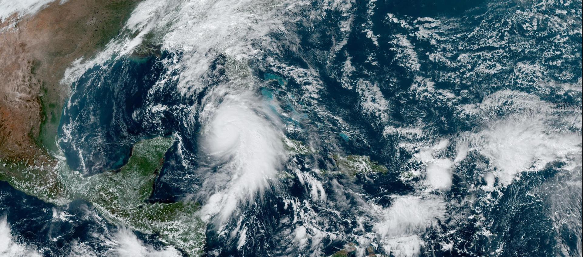 Imagen satelital del huracán Rafael sobre la isla de Cuba. 