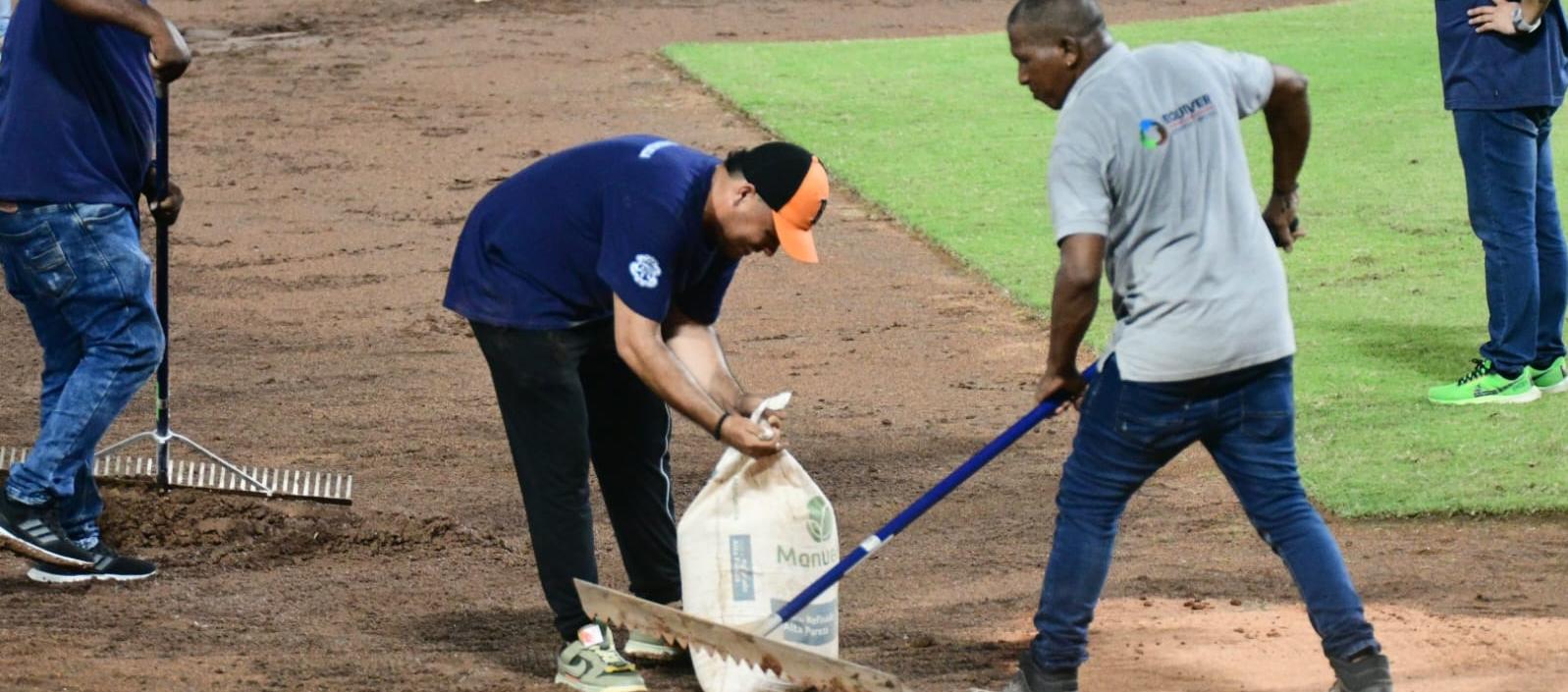 Desde el viernes por la noche se adelantan los trabajos de acondicionamiento del terreno de juego del Édgar Rentería.