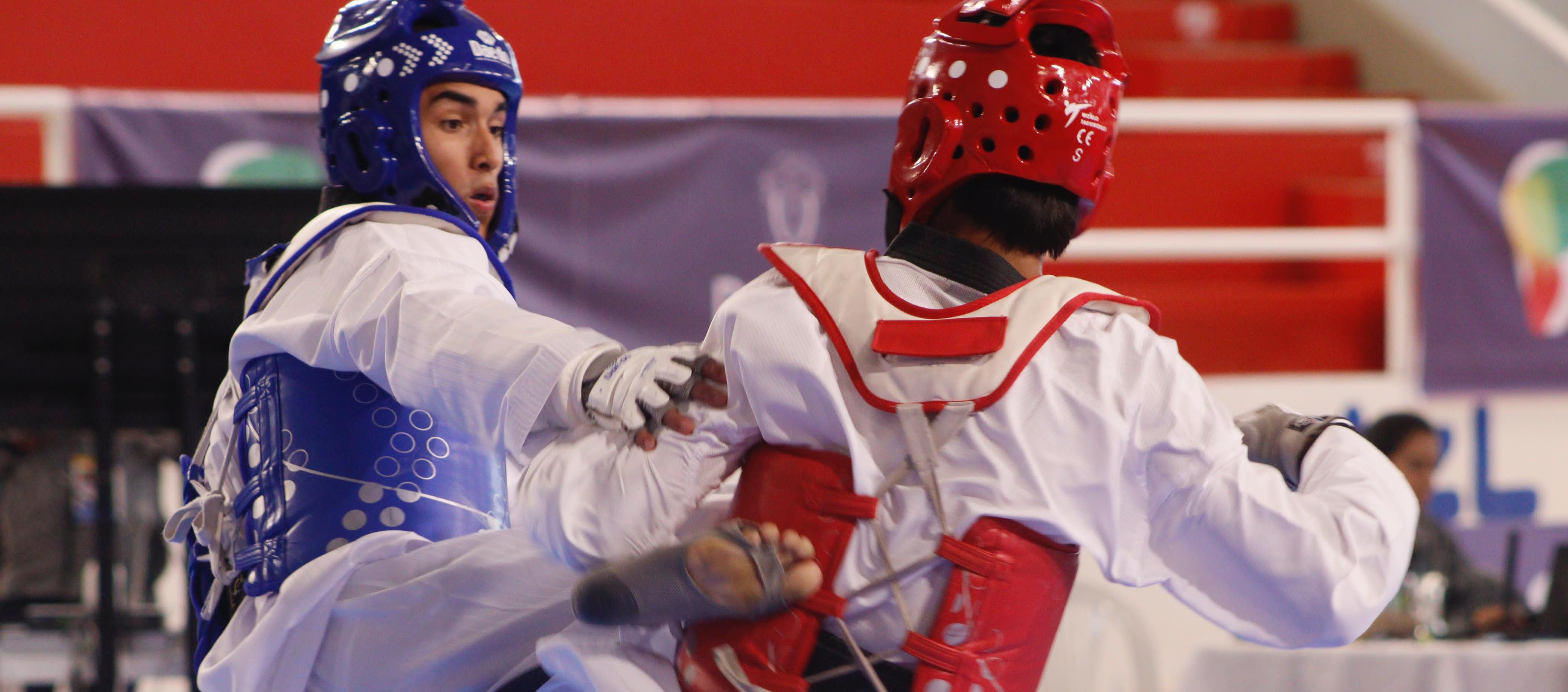 El taewondista atlanticense Elías Ahumada (azul) en su combate final contra Johan Angola.