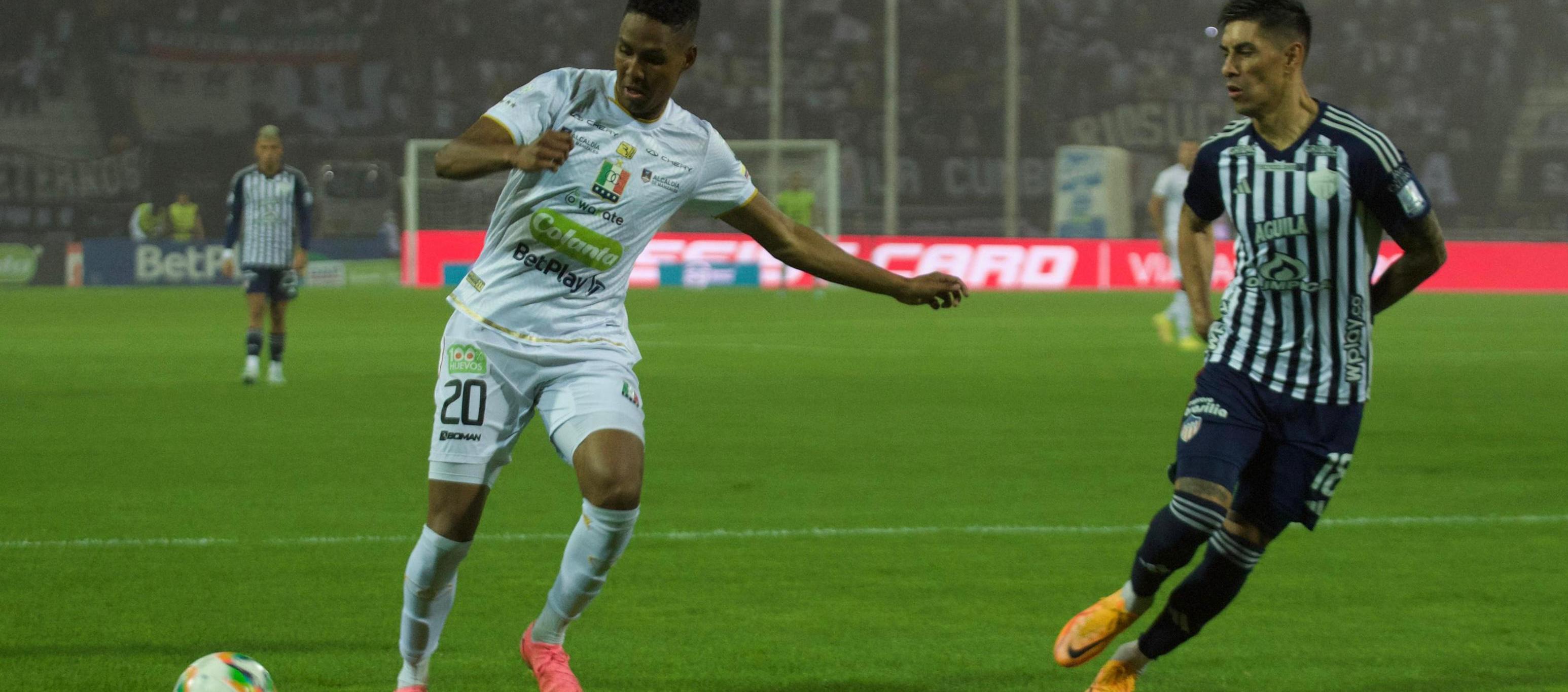 Alejandro García avanza con la marca de Emmanuel Olivera. 