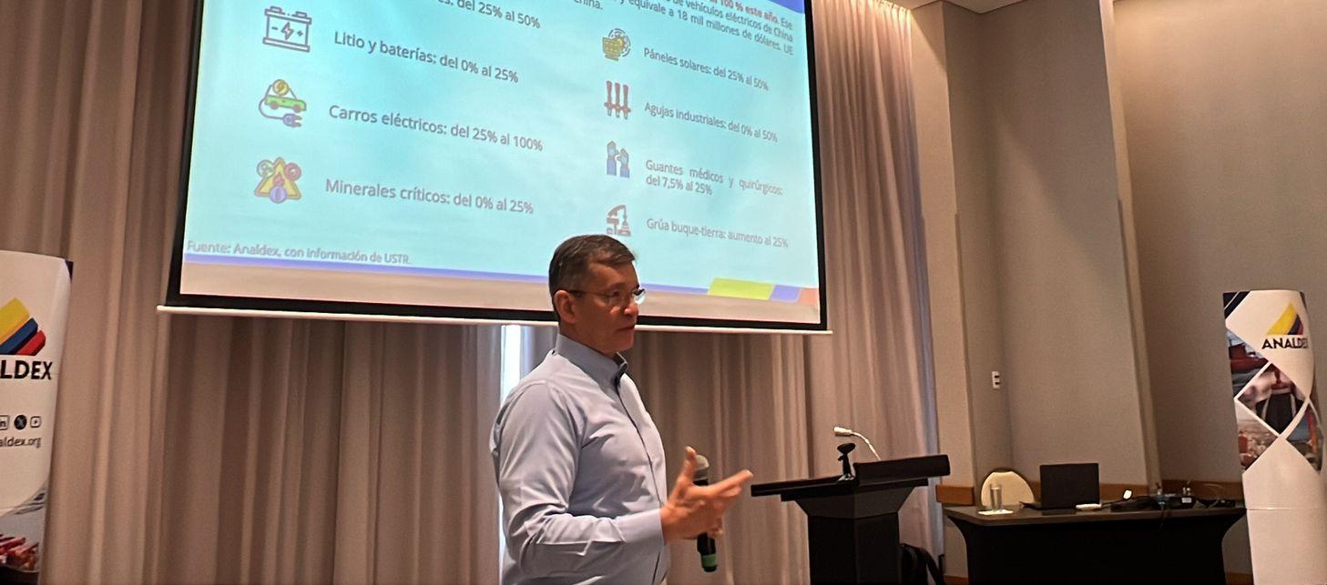 Javier Díaz ante empresarios de la Costa