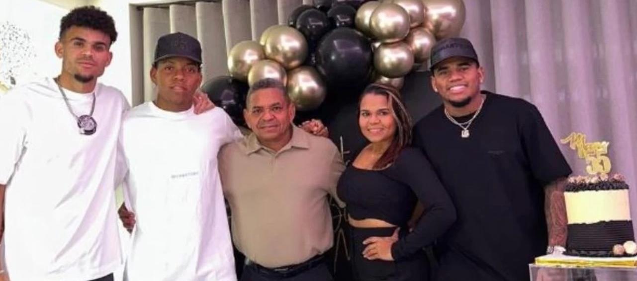 'Mane' Díaz con sus hijos.