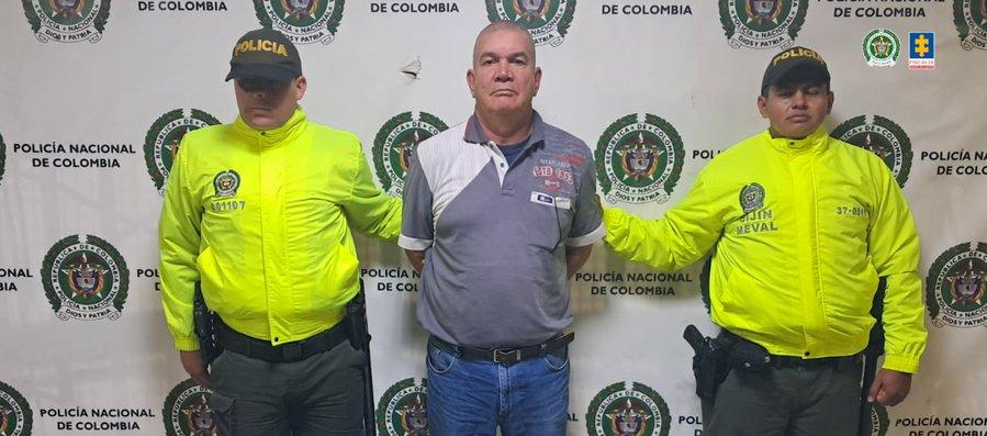 El capturado junto a las autoridades.