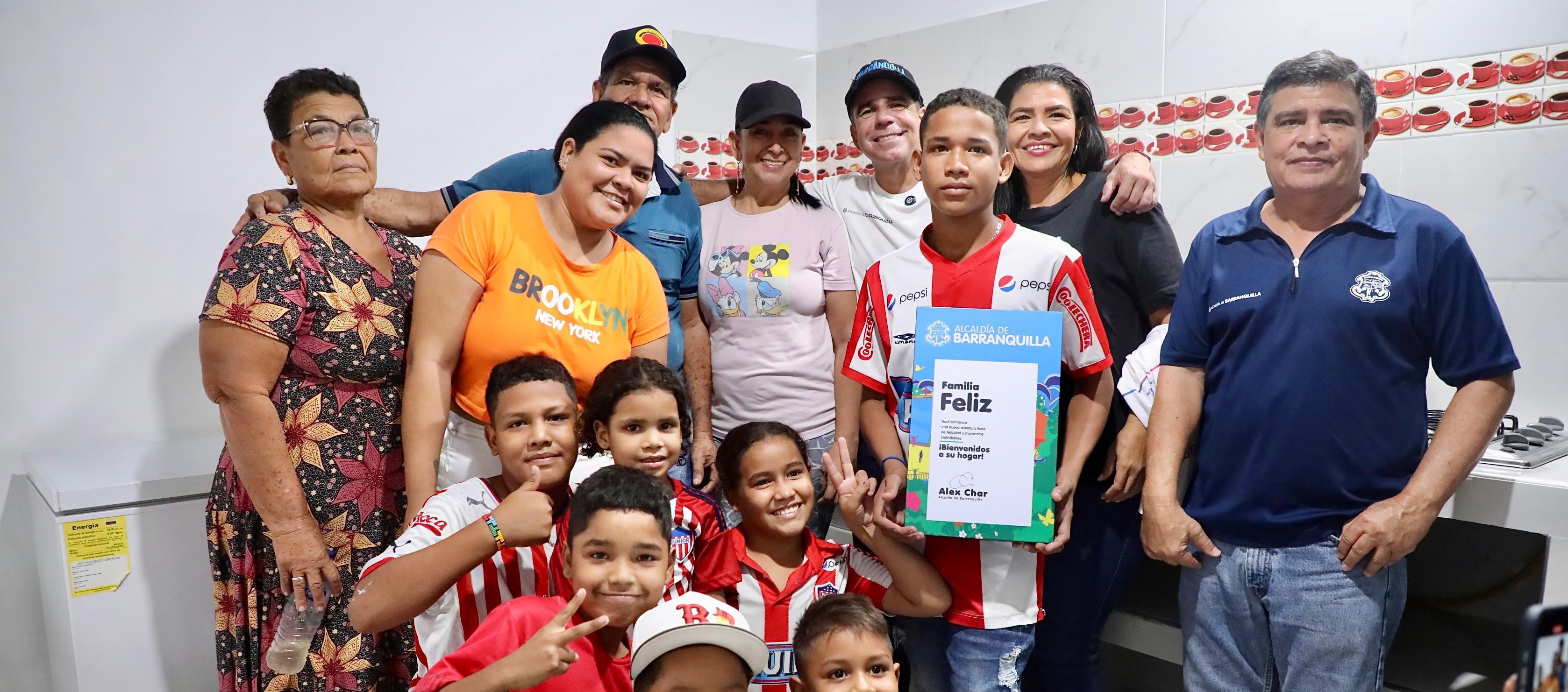 Alcalde Alejandro Char con beneficiarios.