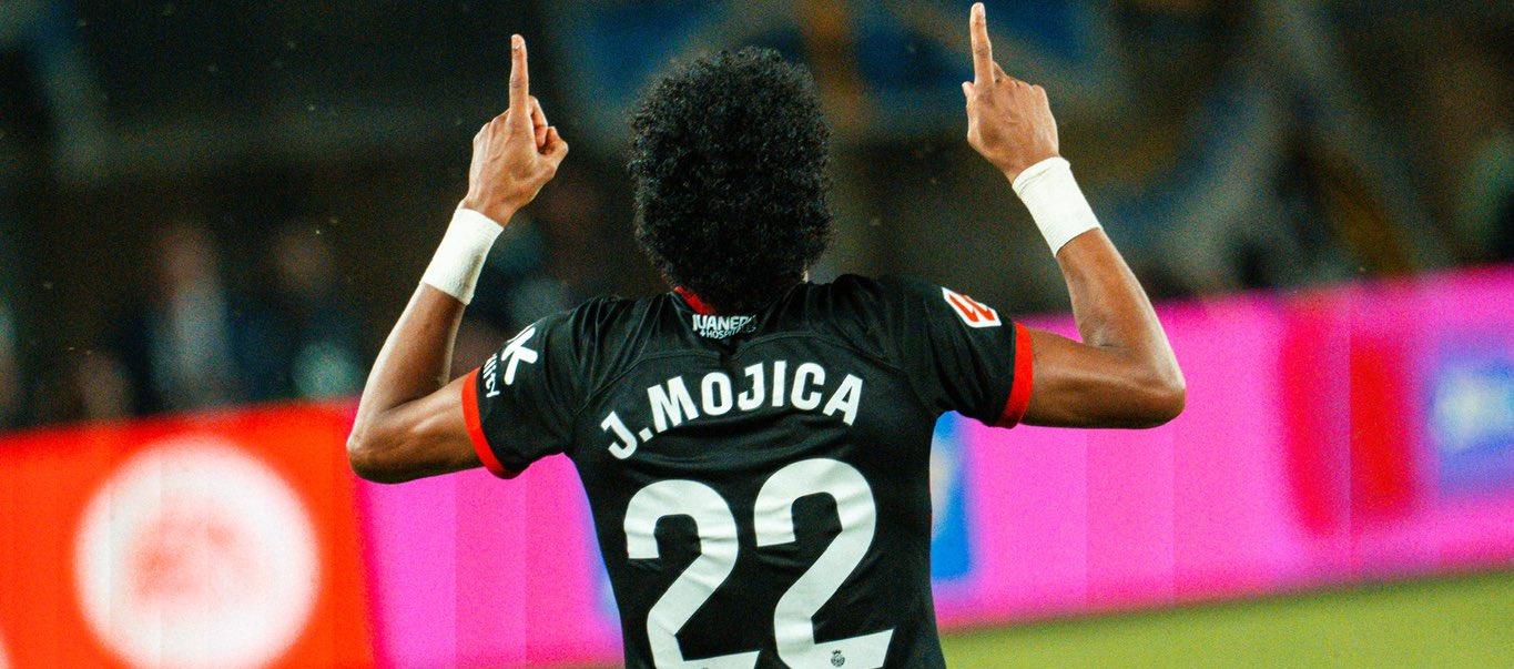 Johan Mojica celebrando su gol.