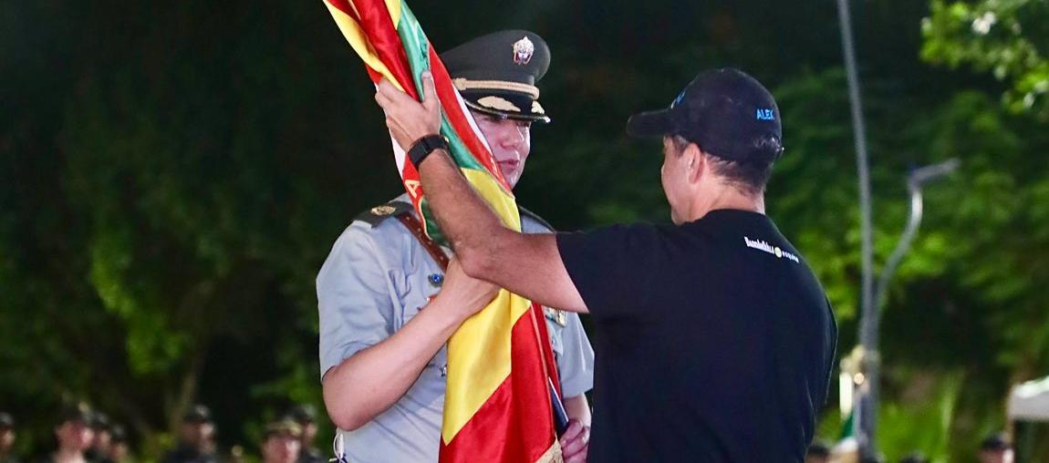 El alcalde Alejandro Char dando la bienvenida al nuevo comandante de la Policía Metropolitana. 