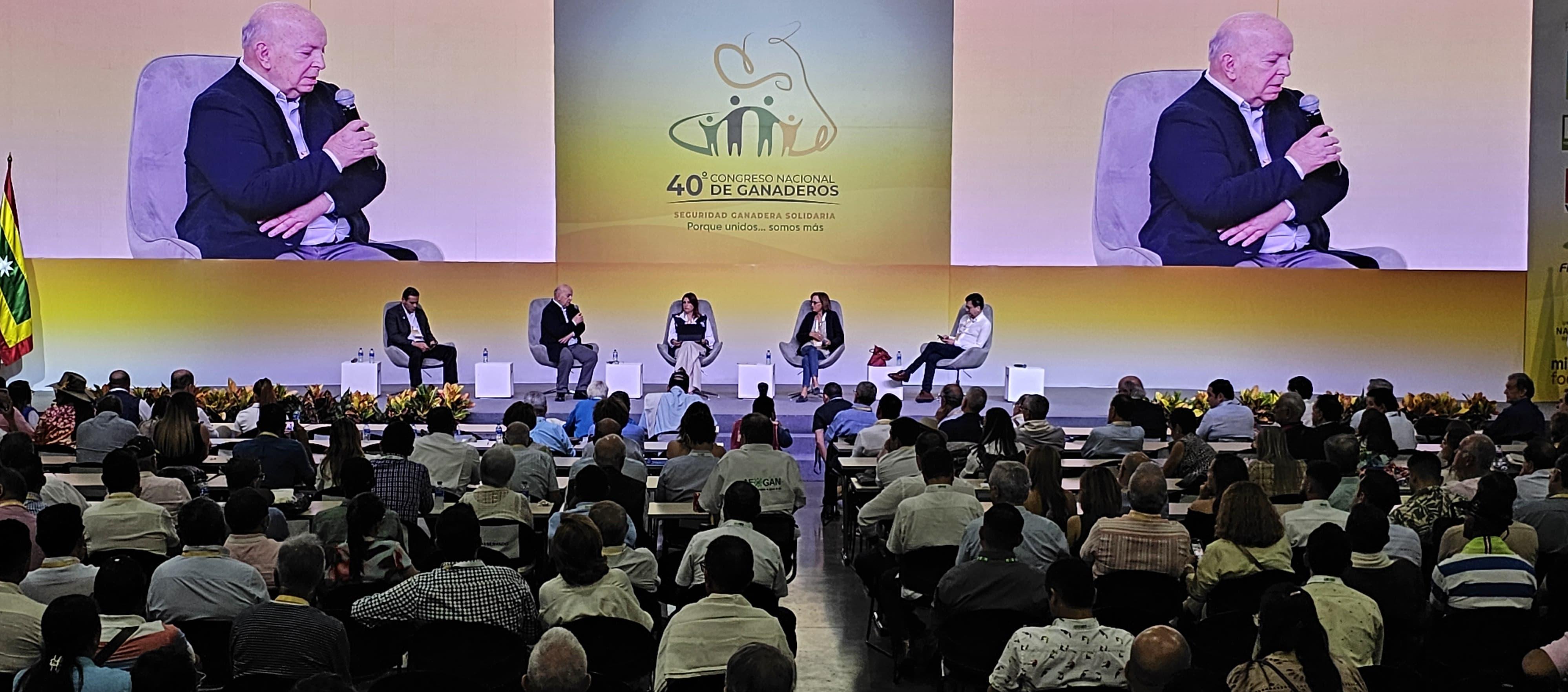 Otty Patiño en el Congreso de Ganaderos.