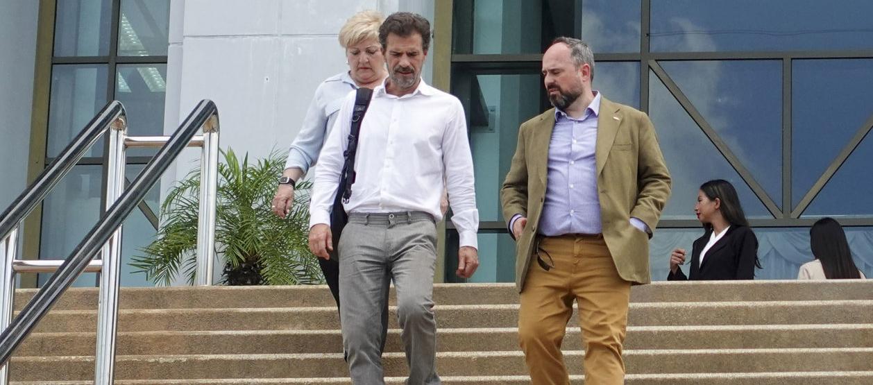 El padre de Daniel Sancho y el criminólogo Ramón Chippirrás, en el tribunal.