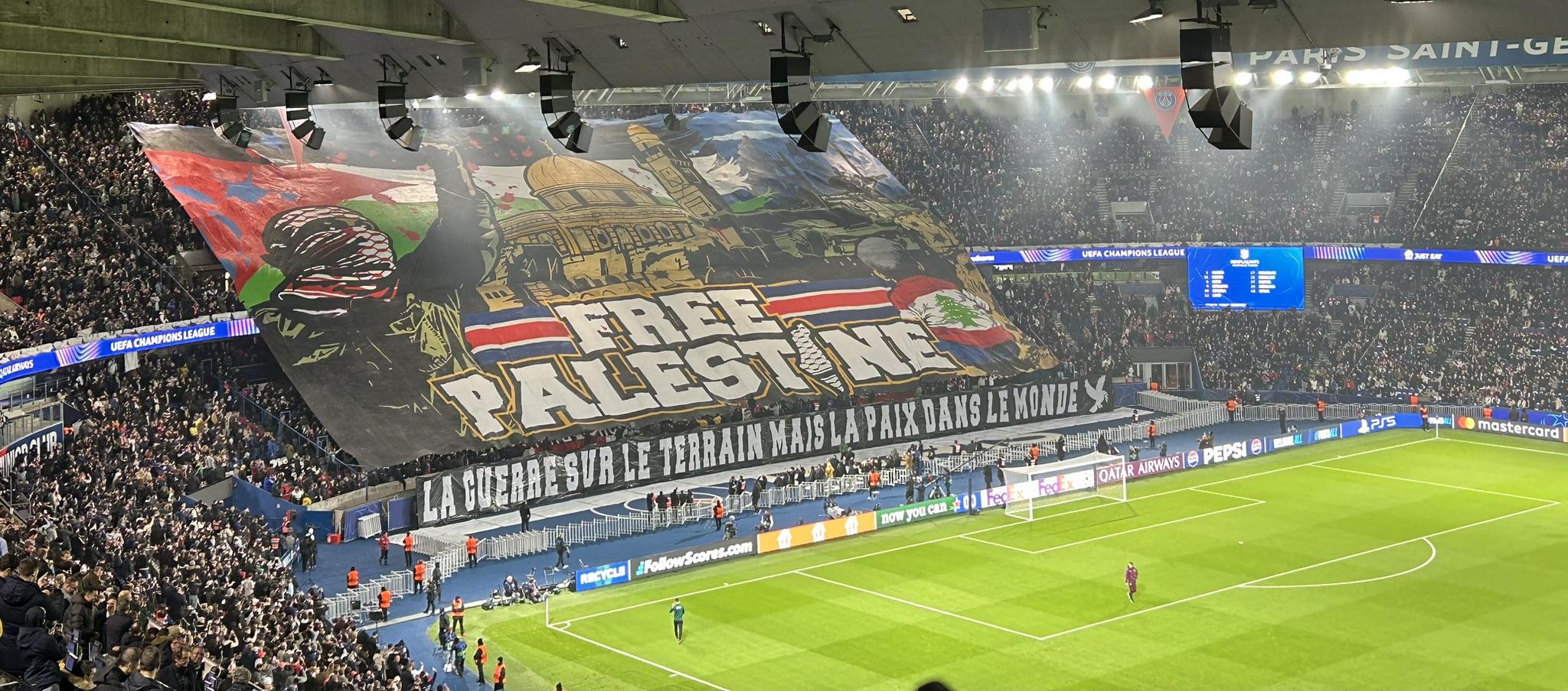 El tifo que desplegó la hinchada del PSG.
