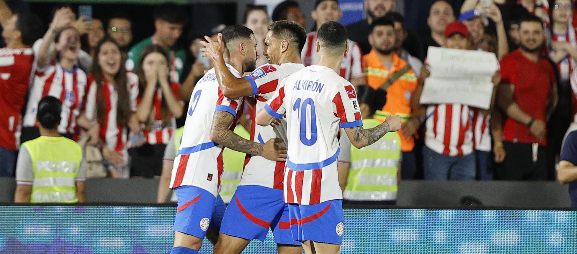 Selección de Paraguay celebrando el triunfo ante Argentina. 