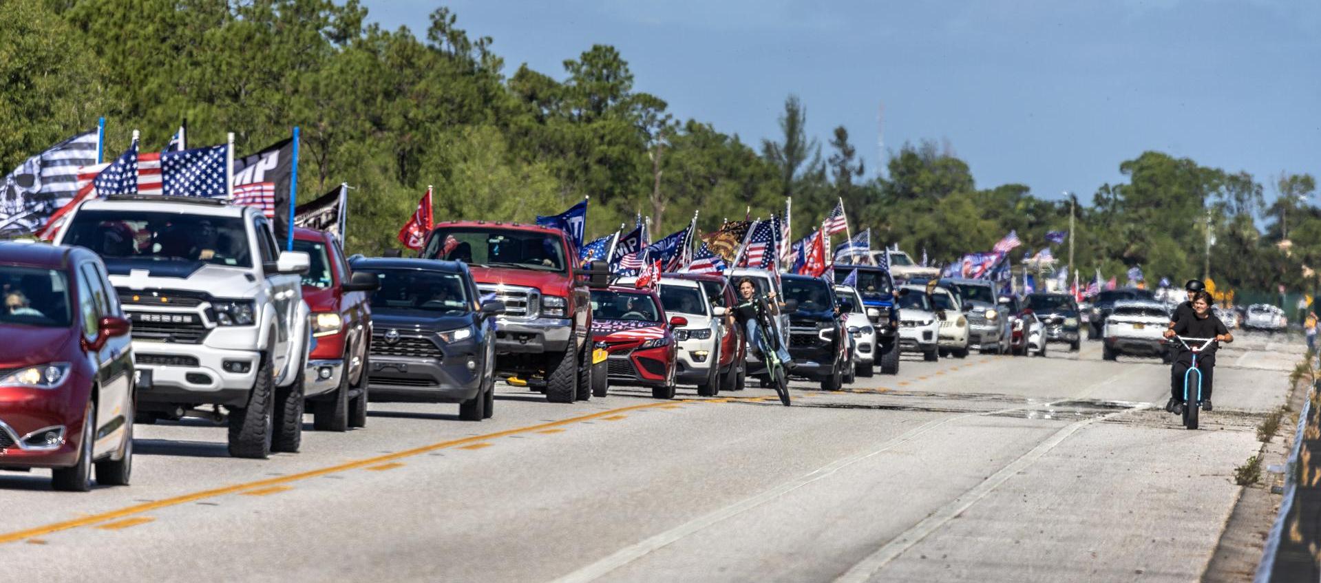 Seguidores del expresidente Donald Trump asisten al 'Desfile de Trump' en West Palm Beach, Florida. 
