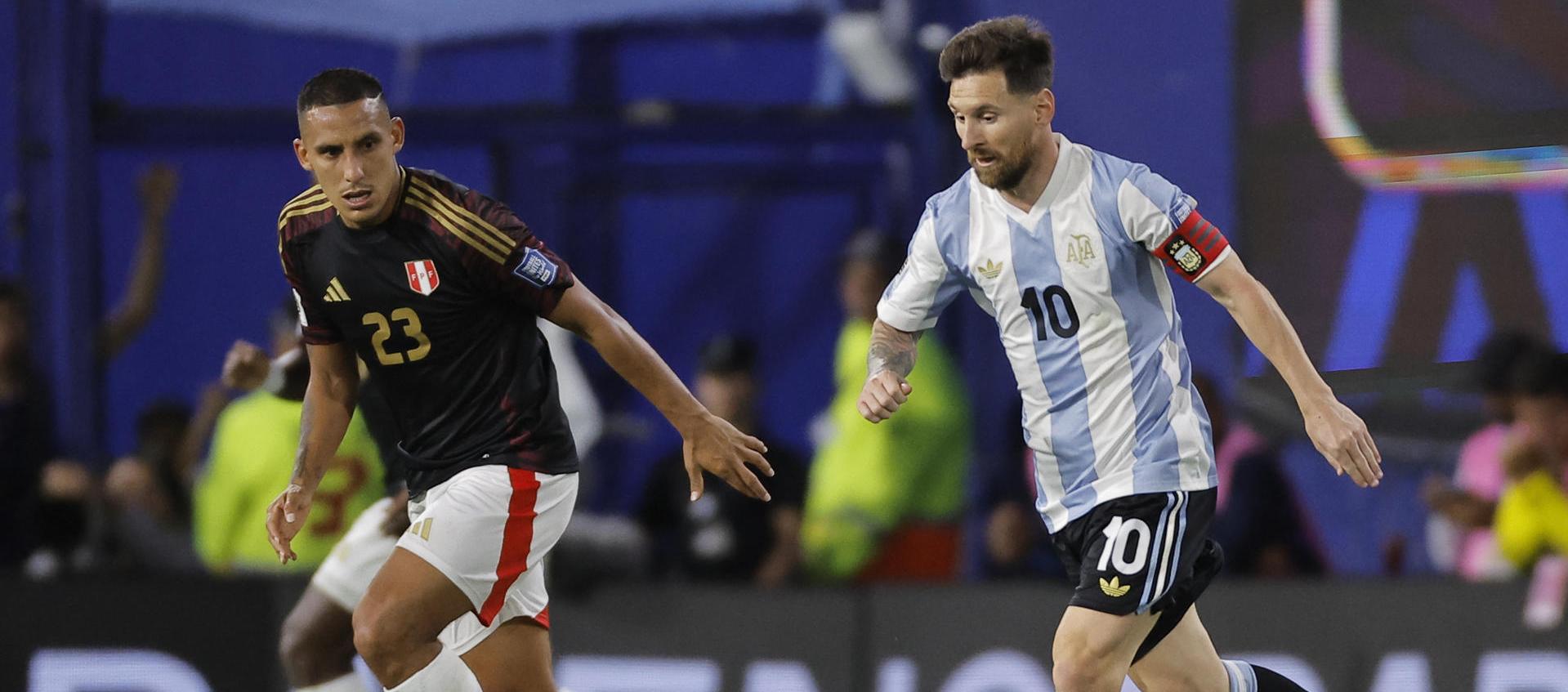 Lionel Messi en el juego ante Perú. 