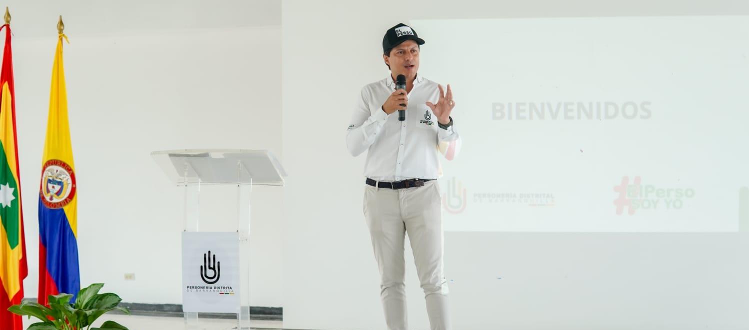 El personero Miguel Alzate organiza la conferencia.