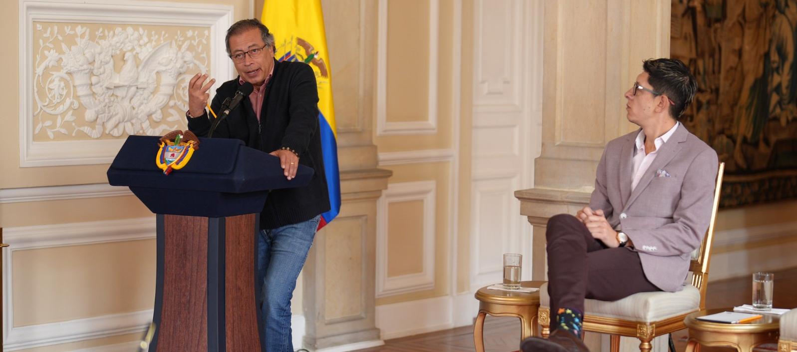 El Presidente Gustavo Petro junto al ministro de Educación, Daniel Rojas.