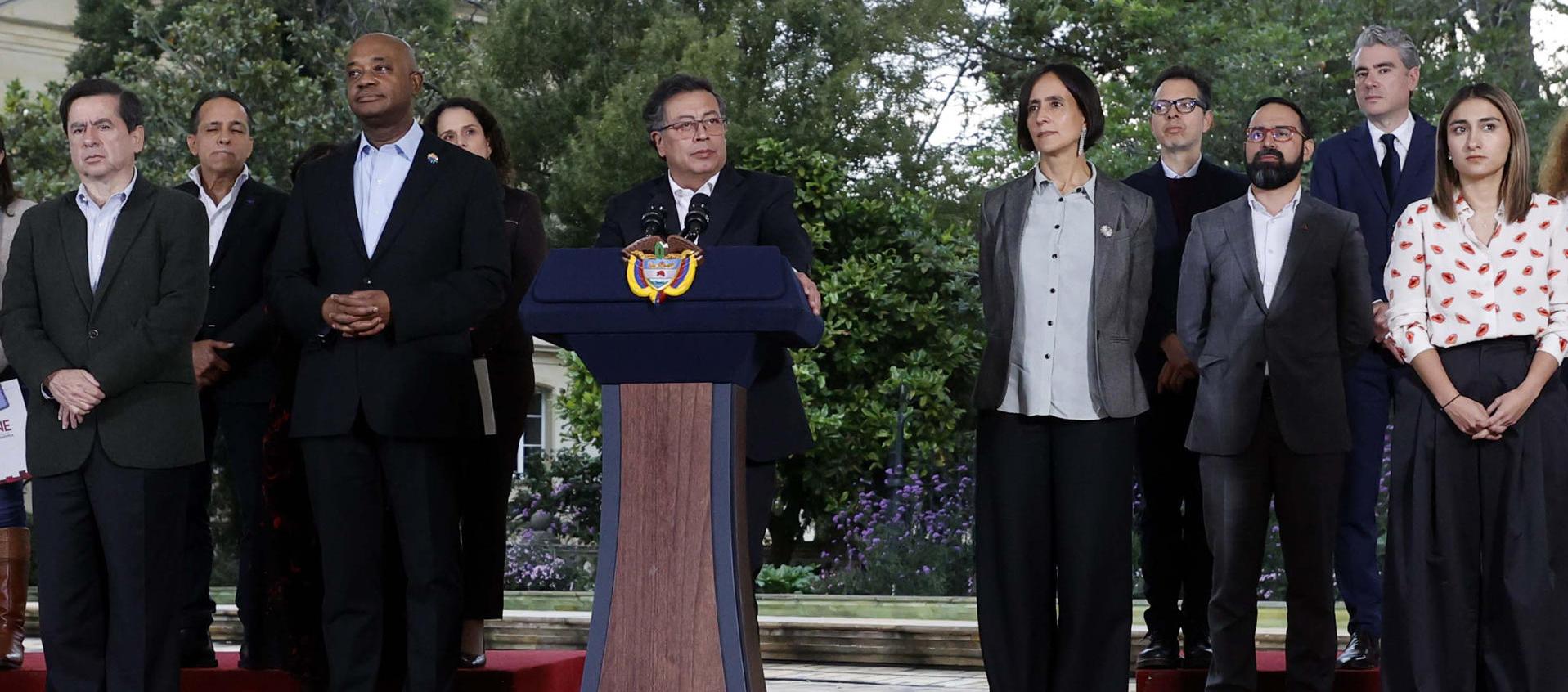 Gustavo Petro acompañado por sus ministros. 