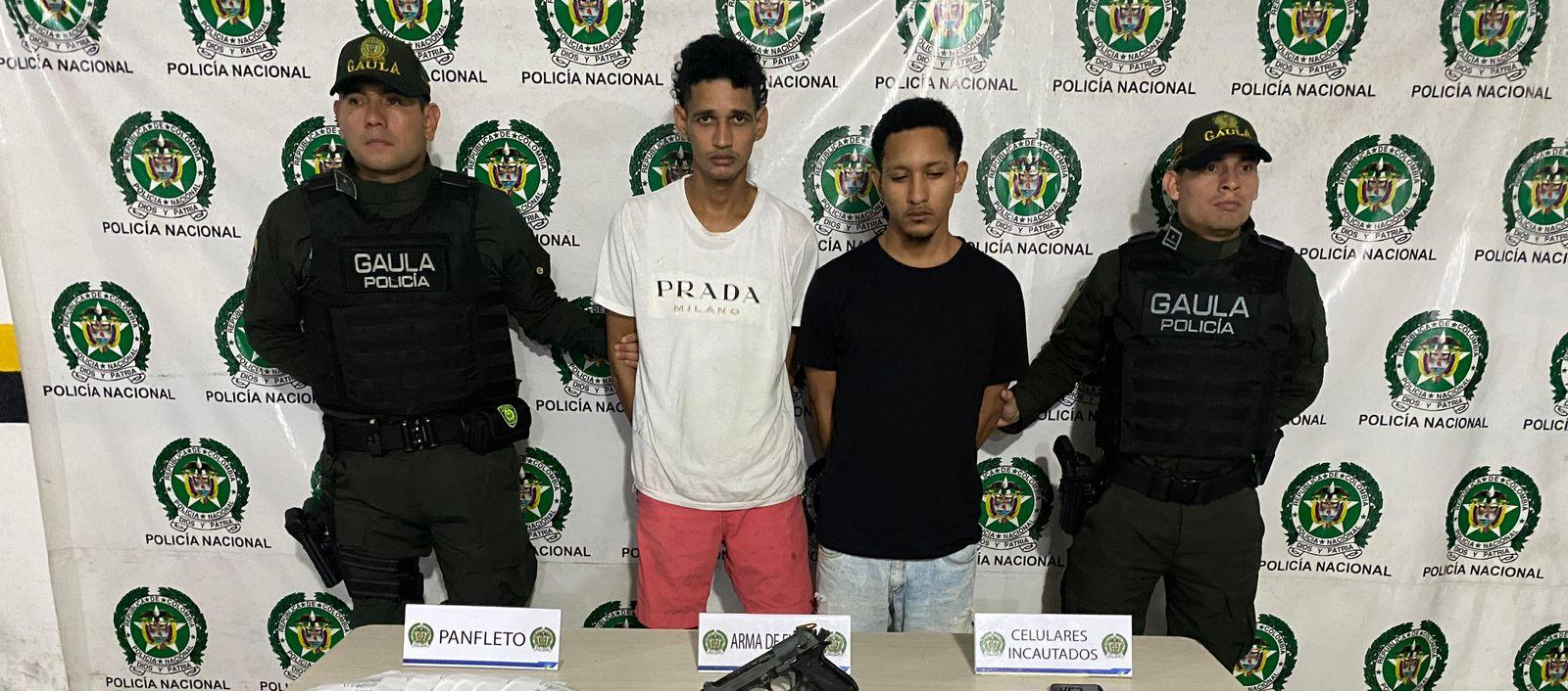 Los capturados junto a las autoridades.