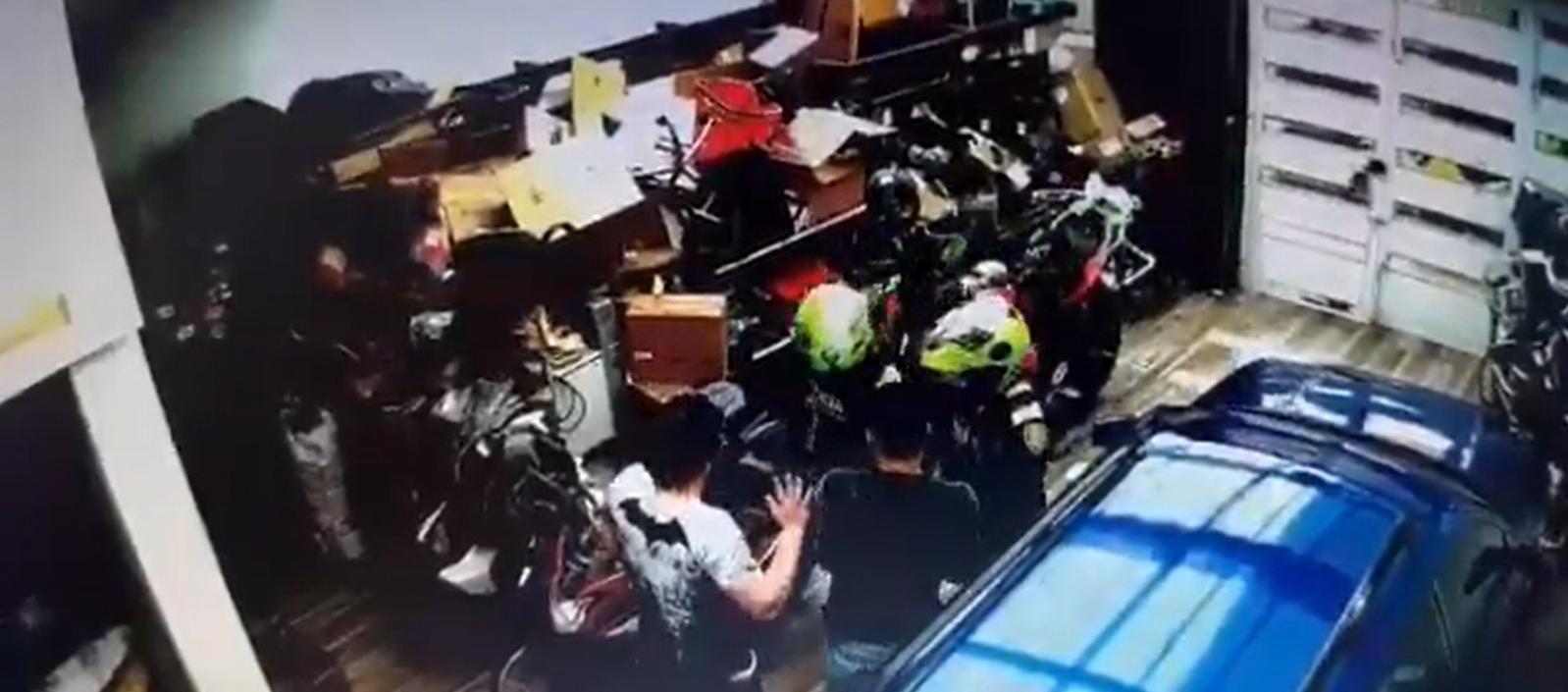 Momento en que los policías participaban en uno de los asaltos. 