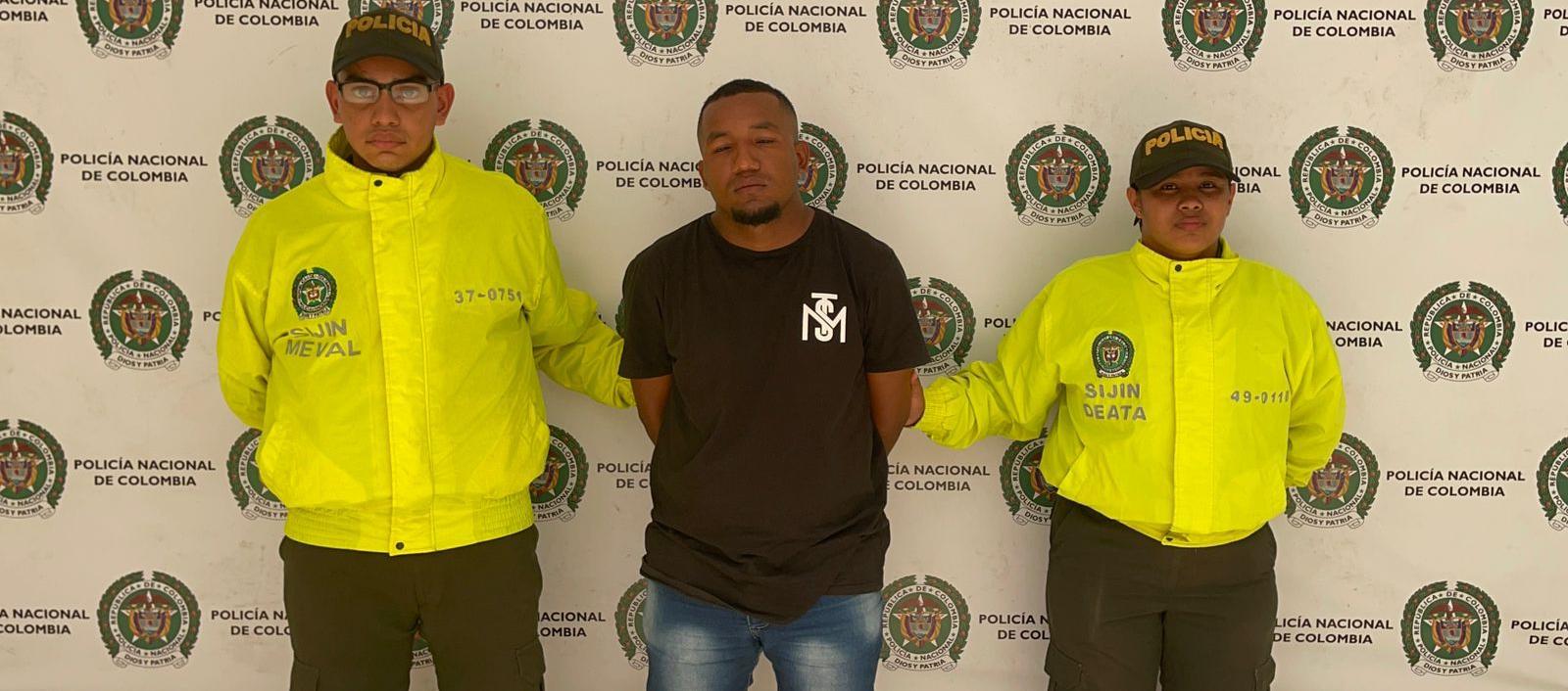 Un capturado junto a las autoridades.