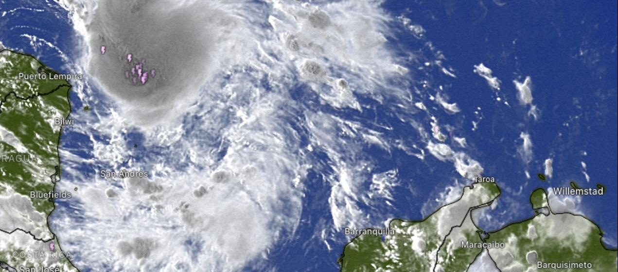 Las nubes negras es donde se encuentra actualmente el centro del este fenómeno en el Mar Caribe. 