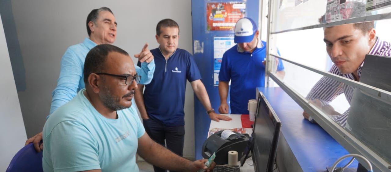 El presidente de SuperGIROS, Édgar Páez, en un local reabierto en Barranquilla. 