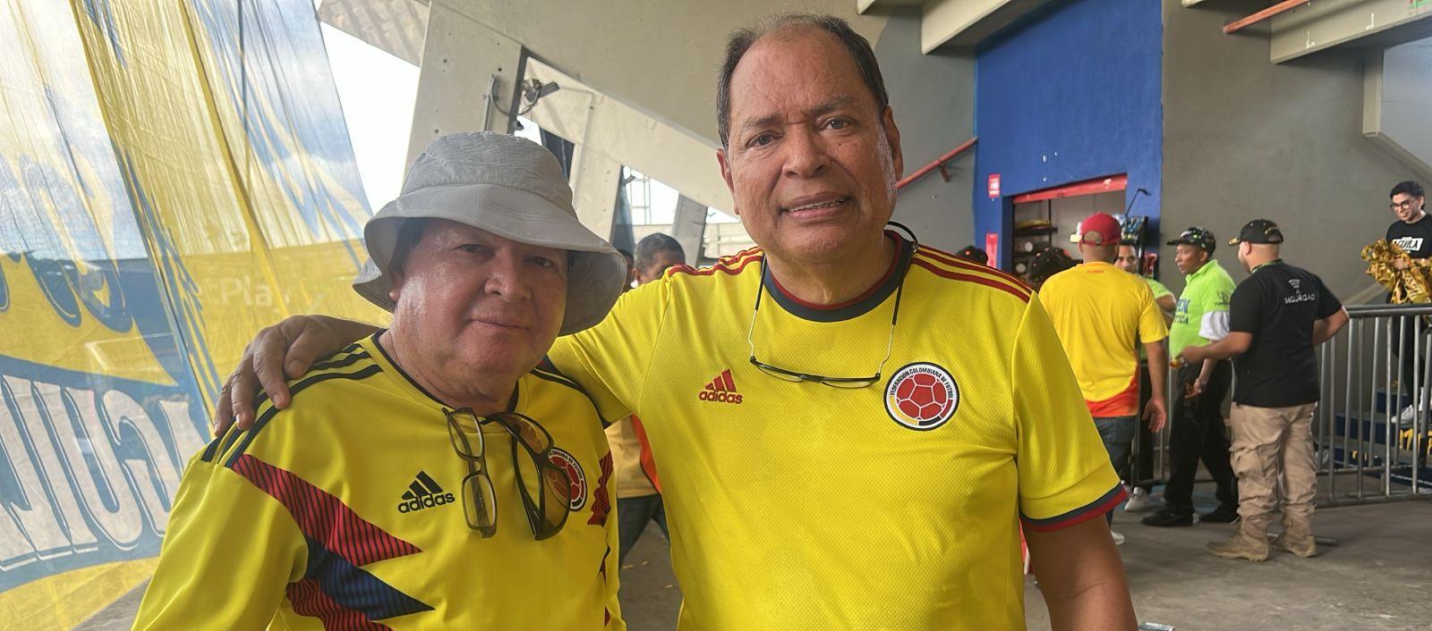Manuel Caballero acompañado por otro hincha de la Selección Colombia.