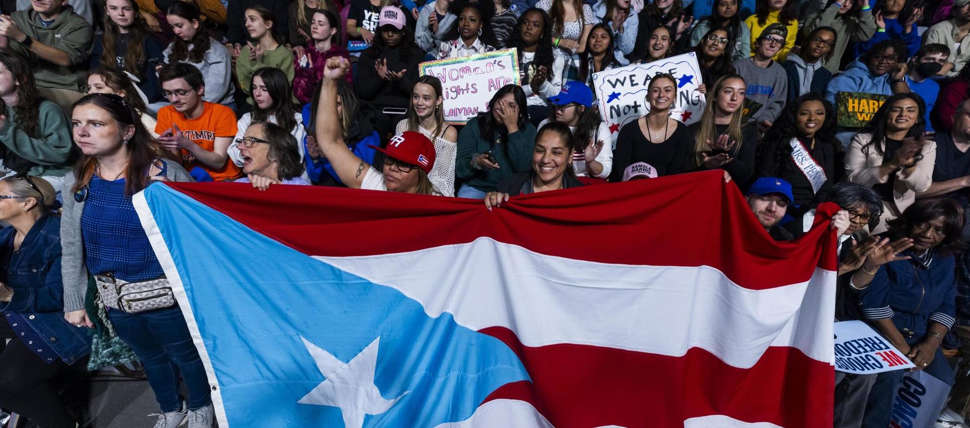 Puertorriqueños con la bandera de la isla.  
