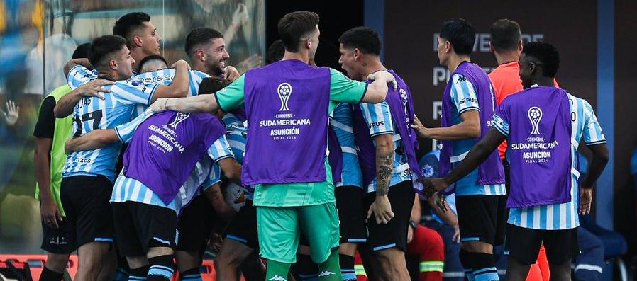 Jugadores de Racing celebrando uno de los goles.