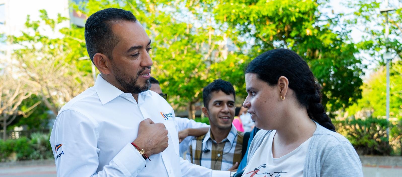 El rector de la Universidad del Atlántico, Danilo Hernández, con una beneficiaria.