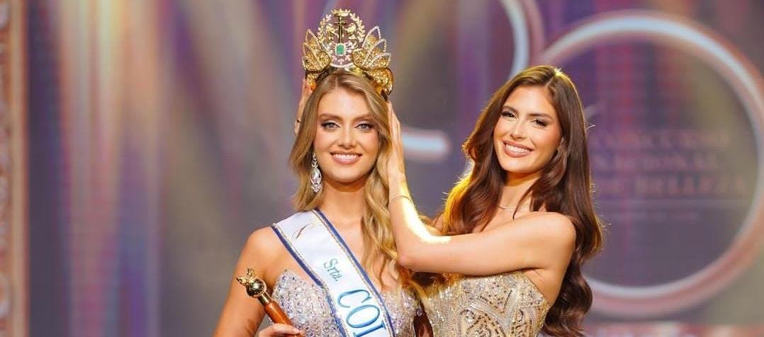 Catalina Duque Abreu recibiendo la corona de Sofía Osío Luna.