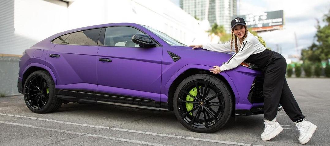 Shakira personalizó su Lamborghini Urus en colores morado y amarillo neón.
