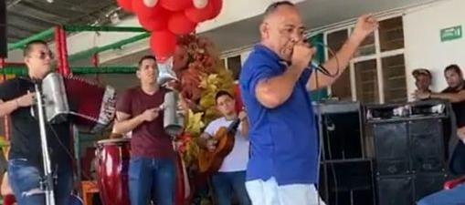 El cantante Sindo José Gámez,  el “Shakiro del Vallenato”, en una presentación.