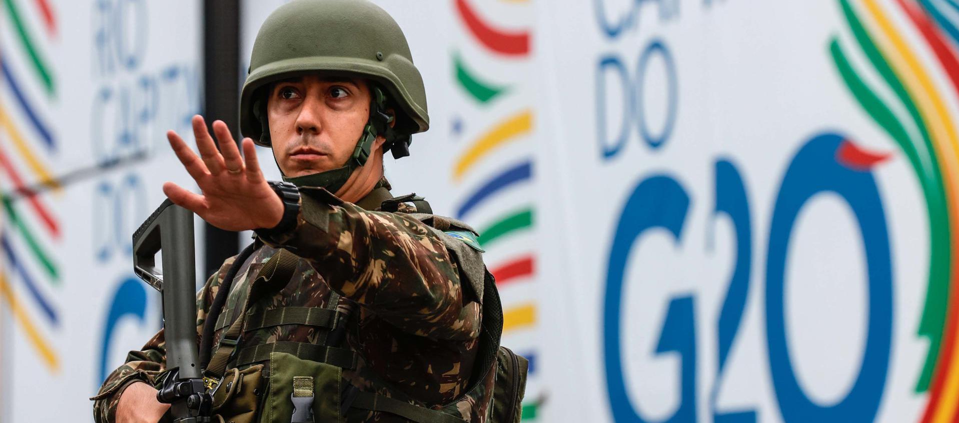 Un soldado custodia una zona donde se realizará el G20. 
