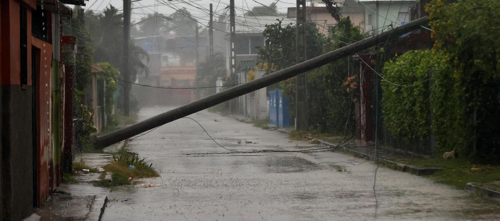 Poste de red eléctrica caído debido al paso del huracán Rafael en La Habana. 