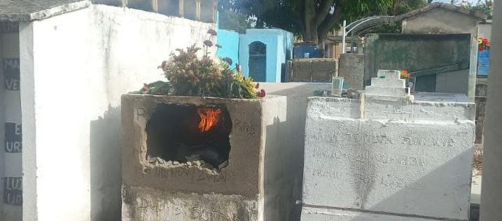 Tumba incendiada por desconocidos este lunes en el cementerio de Bosconia. 