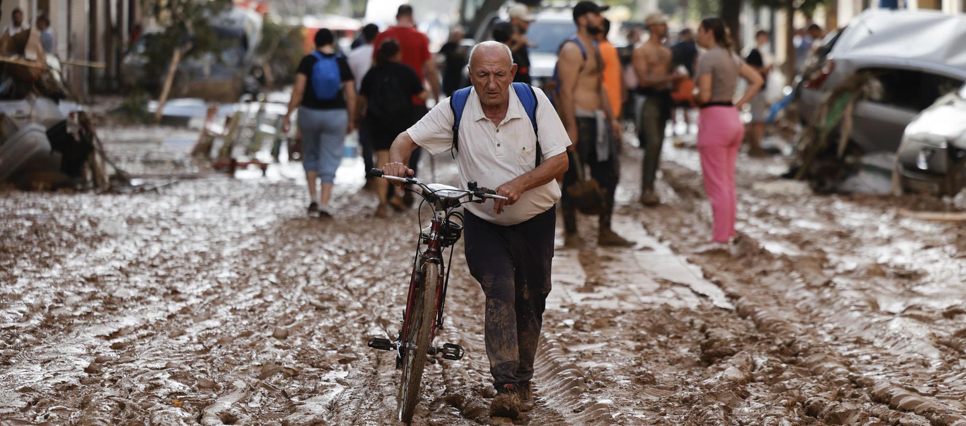 Calle cubierta de barro tras inundaciones.