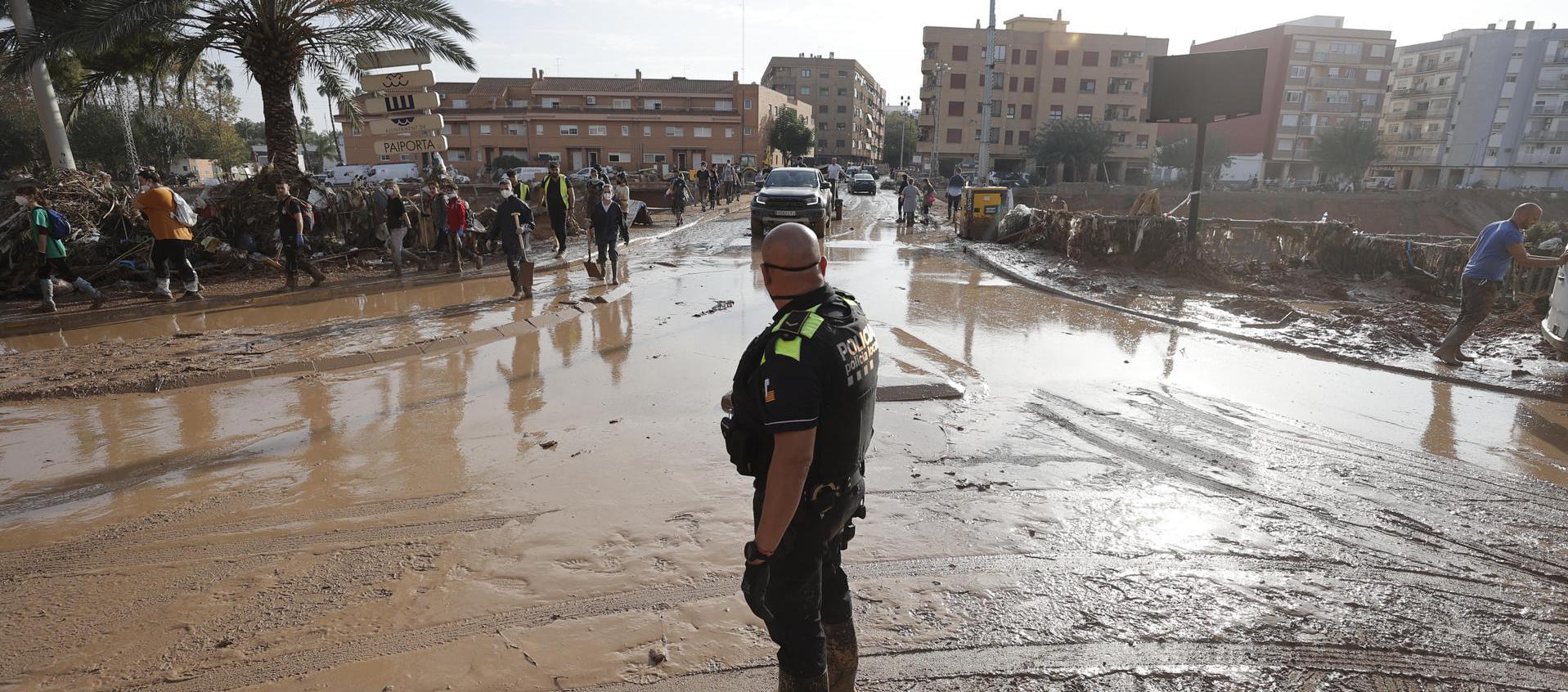 Uniformado de la Policía durante las labores de rescate.