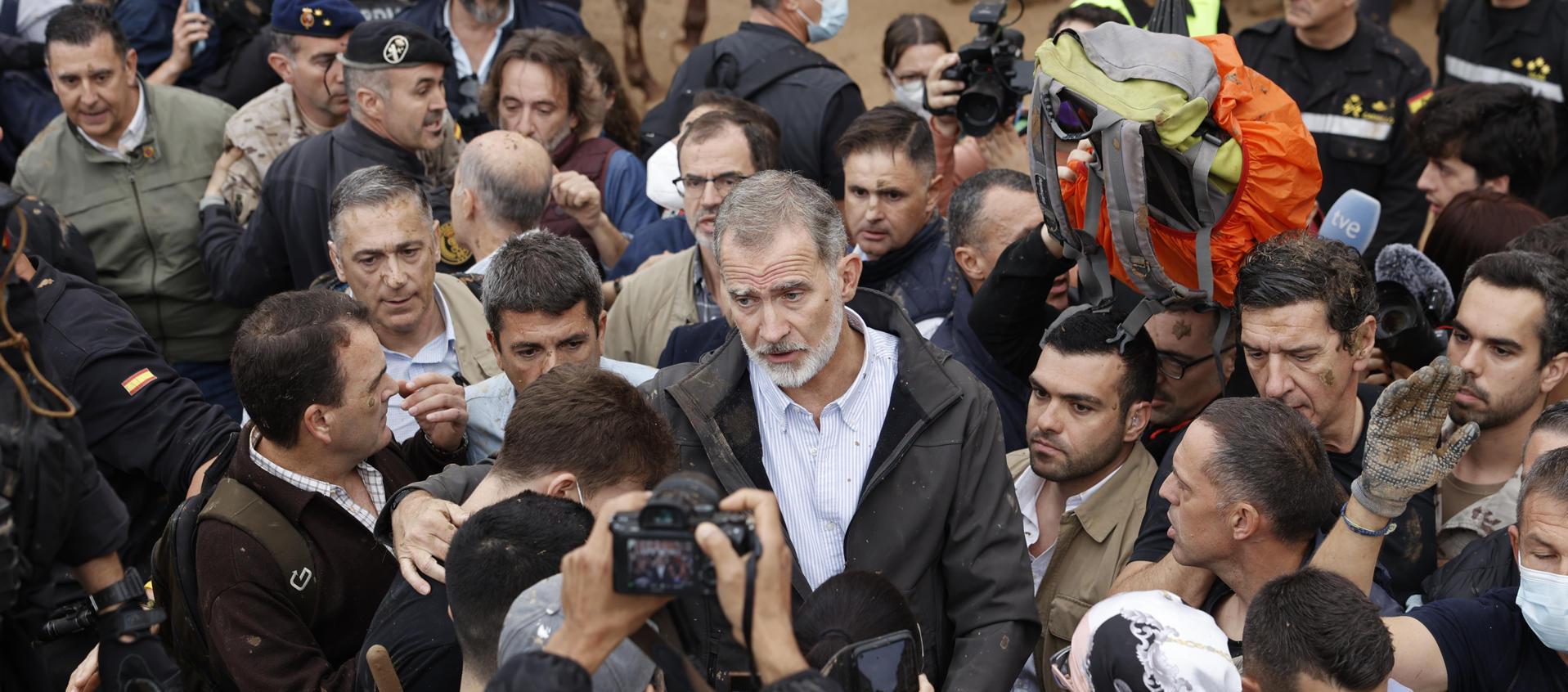 Rey Felipe VI dialogando con los afectados.