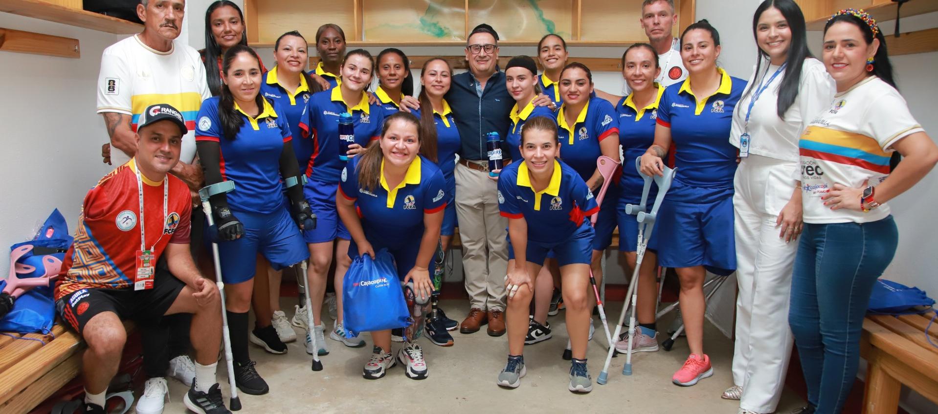 El gerente de Cajacopi con las integrantes de la selección Colombia femenina de fútbol amputadas.