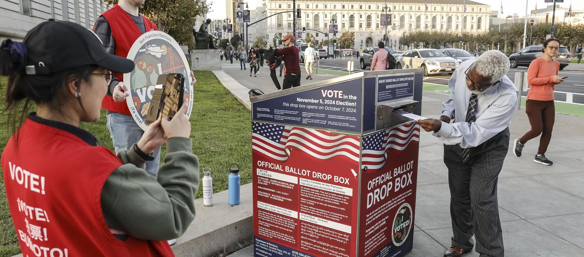 Votantes emiten sus votos en una urna en San Francisco. 