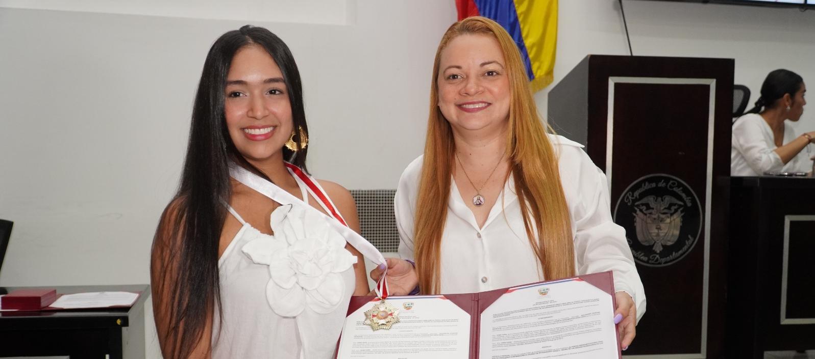 Diputada Alejandra Moreno entregando reconocimiento a Zona Cero. 