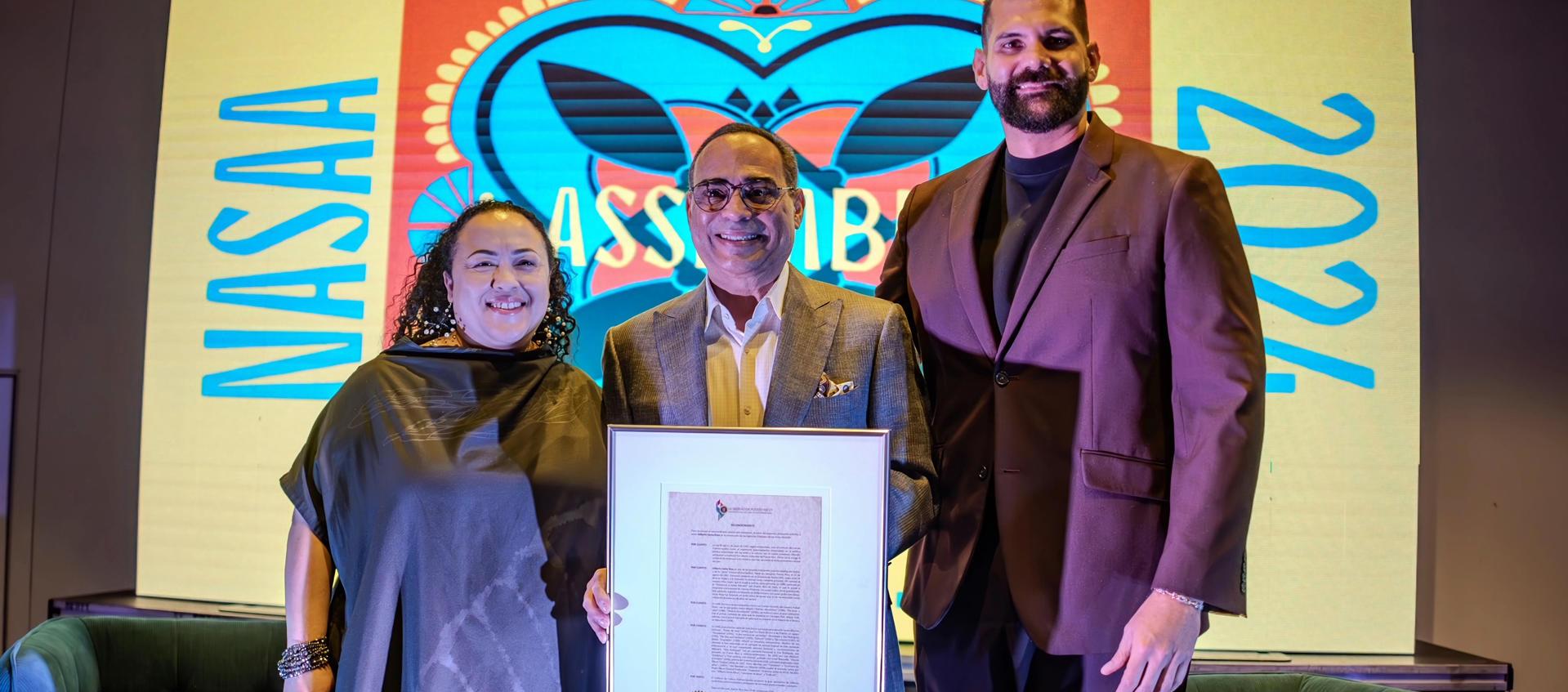 El cantante Gilberto Santa Rosa, recibe su reconocimiento.