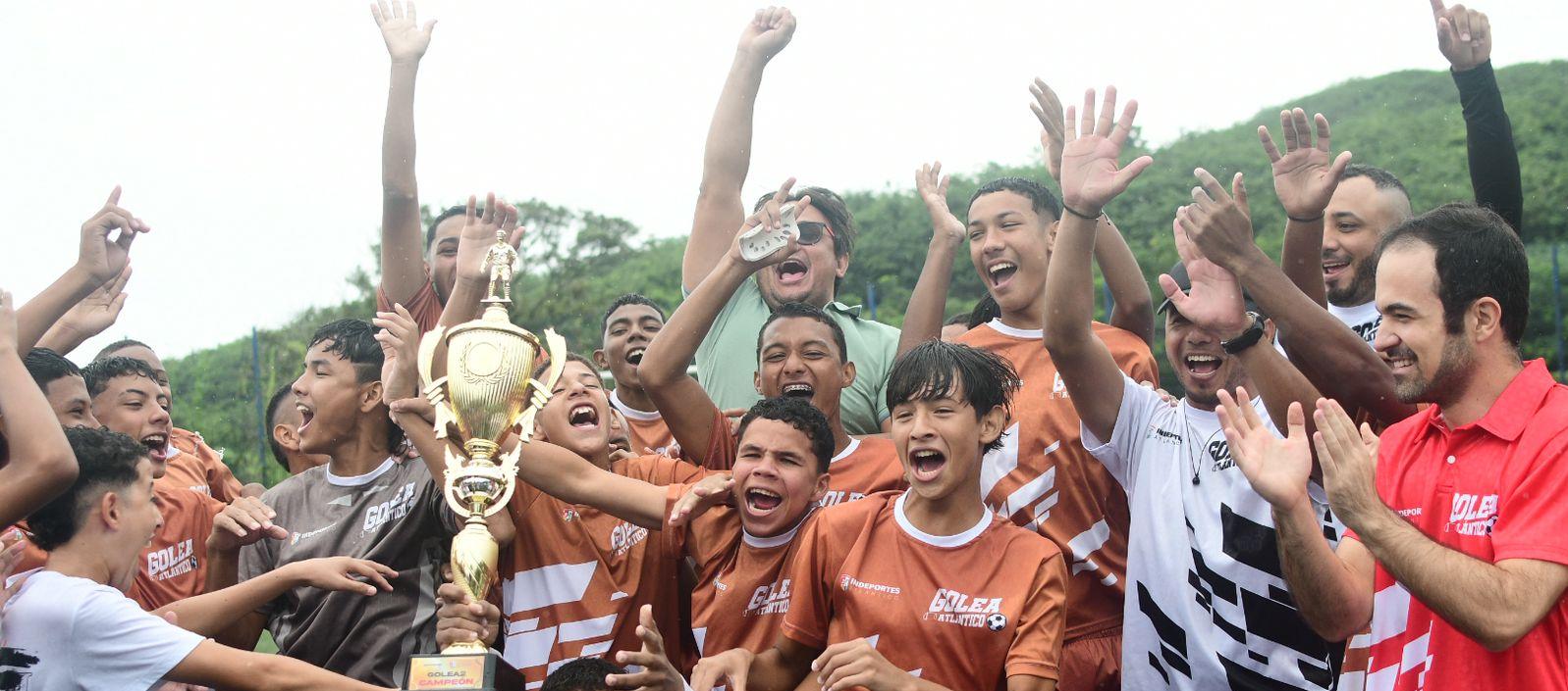 Integrantes del equipo de Juan de Acosta tras recibir el trofeo que los acredita como campeones de 'Golea Atlántico II'.