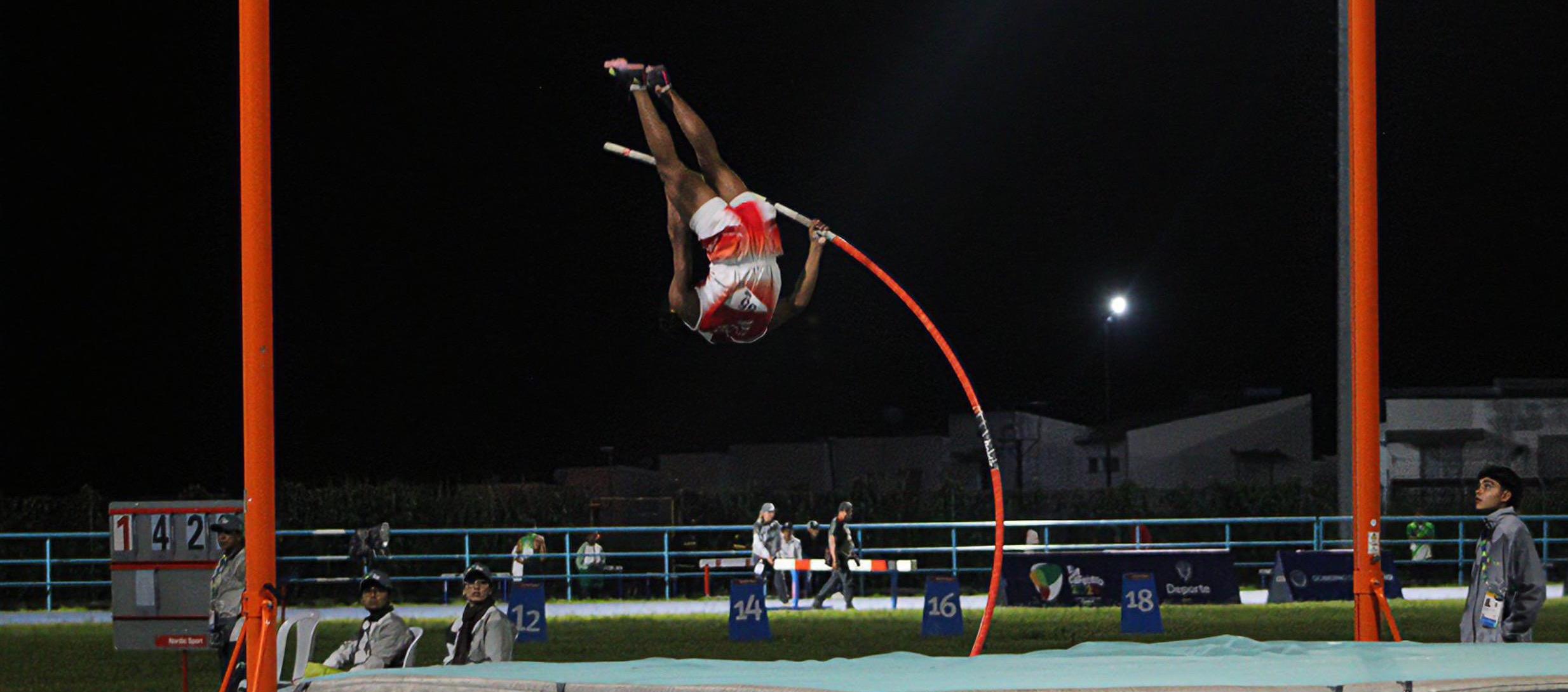Andrés Torres durante su participación en la final del salto con pértiga.