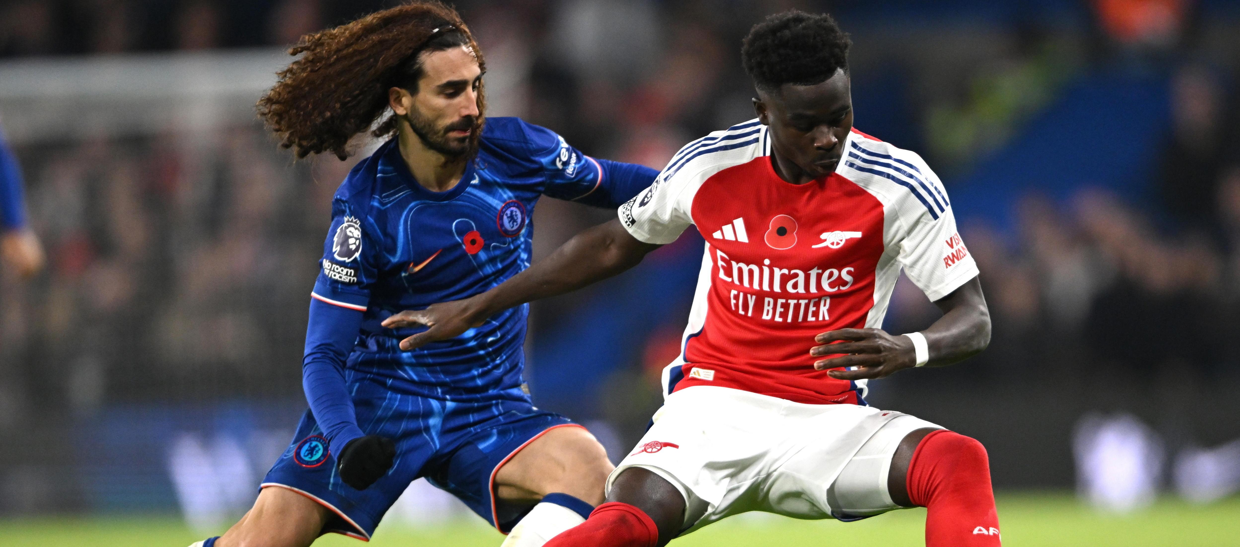 Mark Cucurella intenta despojar de la pelota a Bukayo Saka.