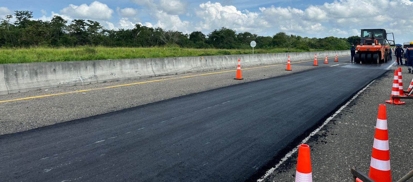 Instalación de los primeros 300 metros de asfalto a base de plástico reciclado.