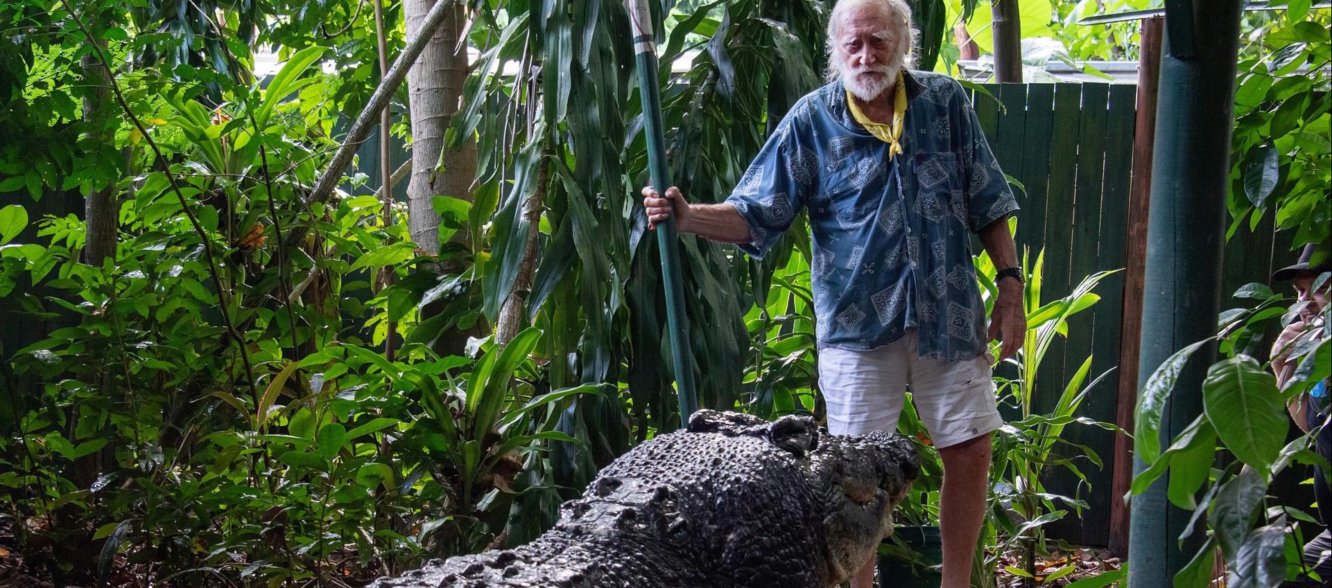 Fotografía del cuidador del centro Marineland Melanesia de Australia con 'Cassius'.