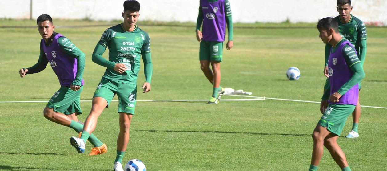 Jugadores de la selección boliviana durante un entrenamiento.