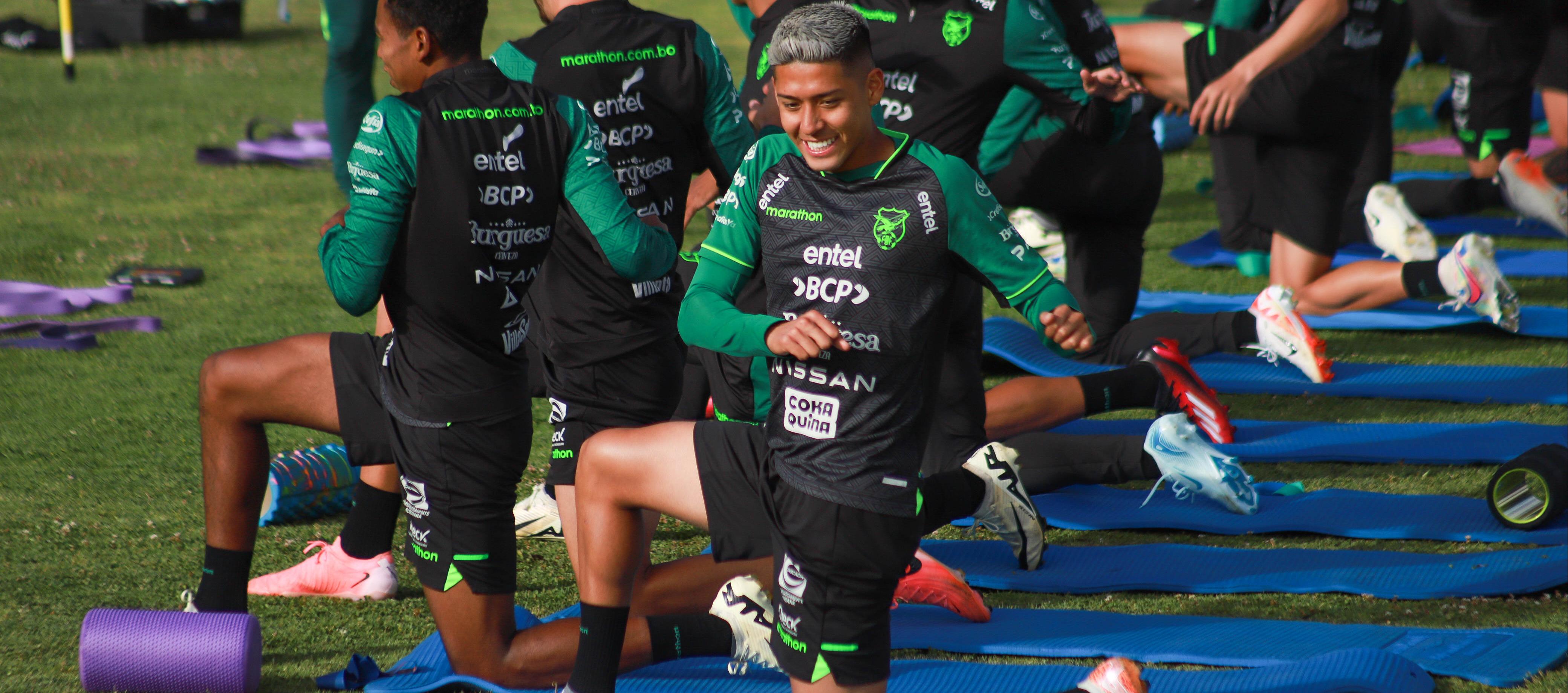 Integrantes de la selección boliviana durante un entrenamiento previo al partido contra Paraguay.