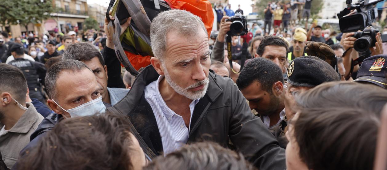 El rey Felipe VI durante su visita a Paiporta, este domingo.
