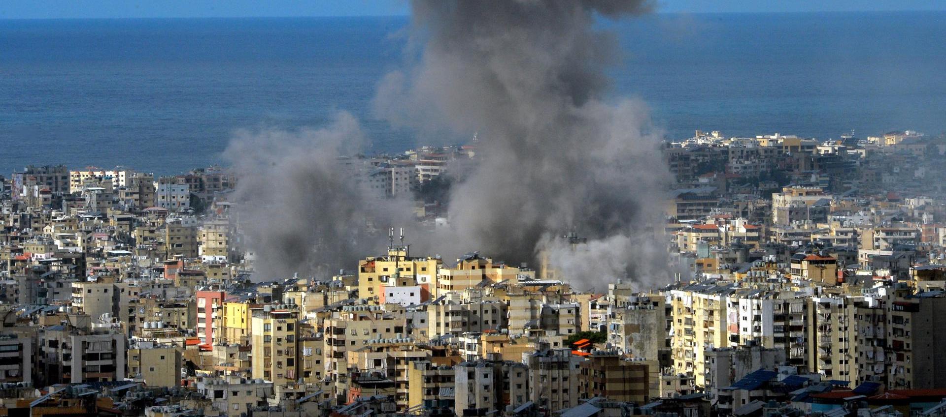 El humo se eleva tras un ataque aéreo israelí en el distrito de Dahieh, en el sur de Beirut.